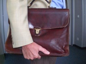 ¿Cuáles son las características de diseño más comunes en las maletas de piel?