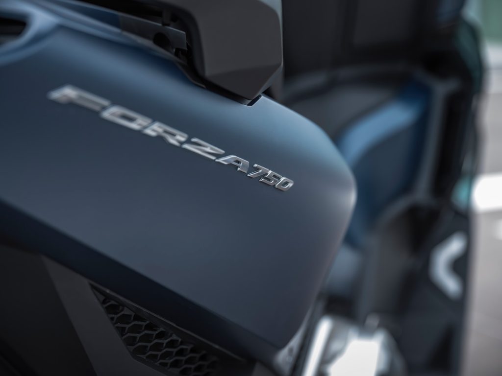 ¿Cuál es la capacidad de carga de las maletas diseñadas para la Honda Forza 750?