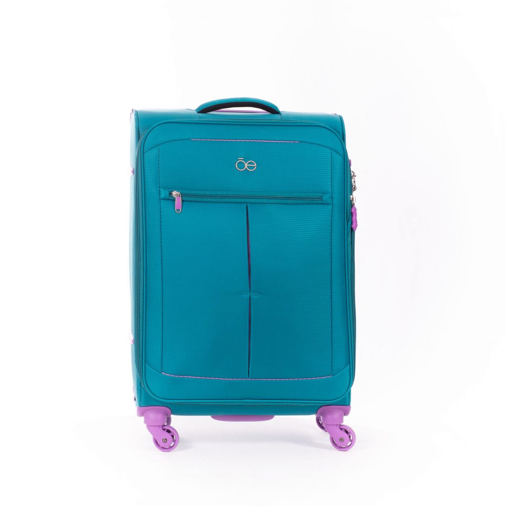 ¿La maleta azul turquesa cuenta con cierres de seguridad o sistemas de bloqueo?