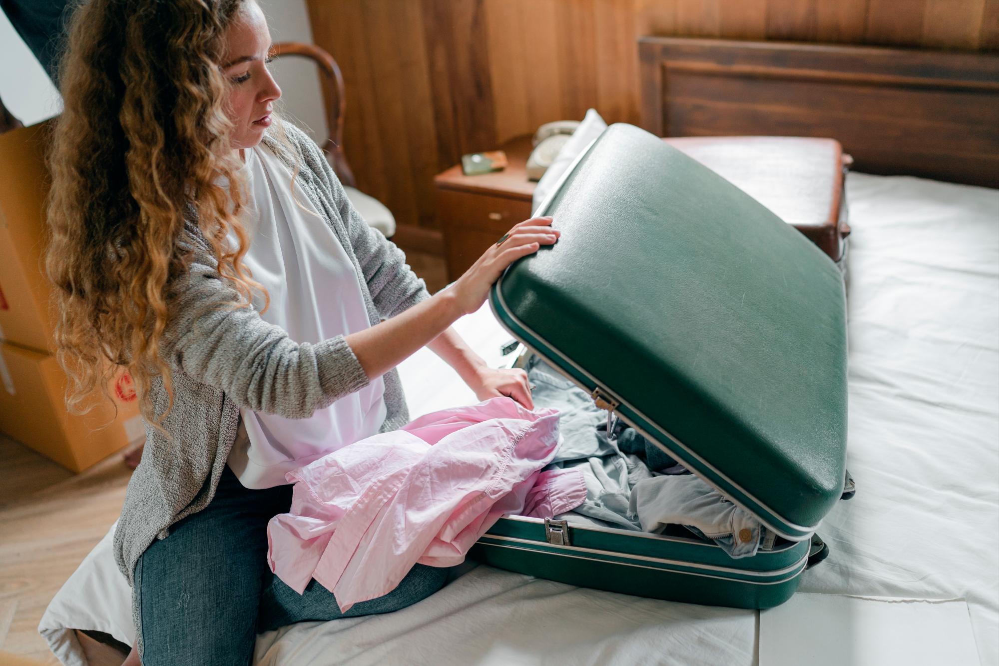Organización inteligente con la maleta juvenil chica: todo en su lugar